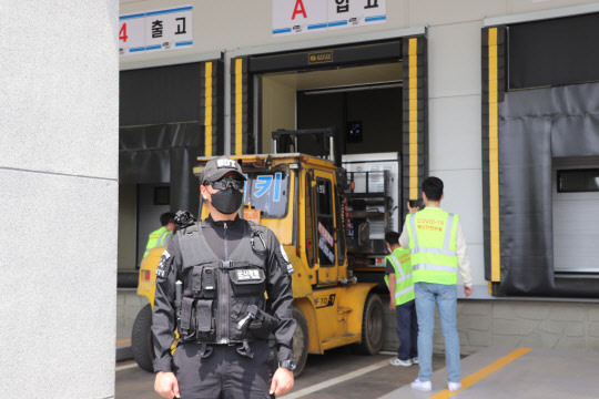 지난 14일 SK바이오사이언스 안동 공장에서 출고한 아스트라제네카 백신 물량  59만7000회분이 경기도 이천 물류창고에 입고되고 있다. 질병관리청 제공.